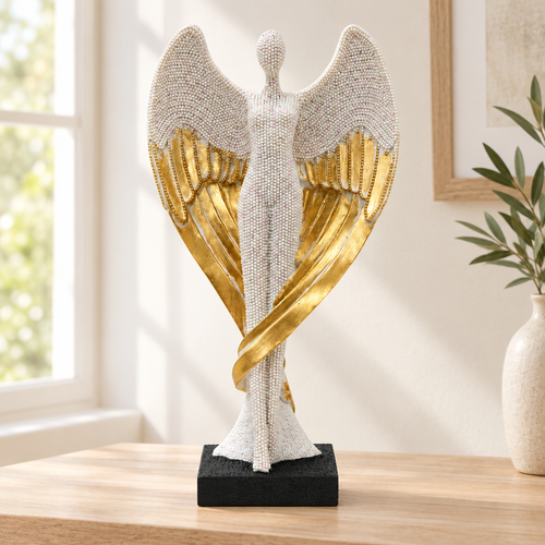 Ángel blanco con alas doradas sobre repisa de madera