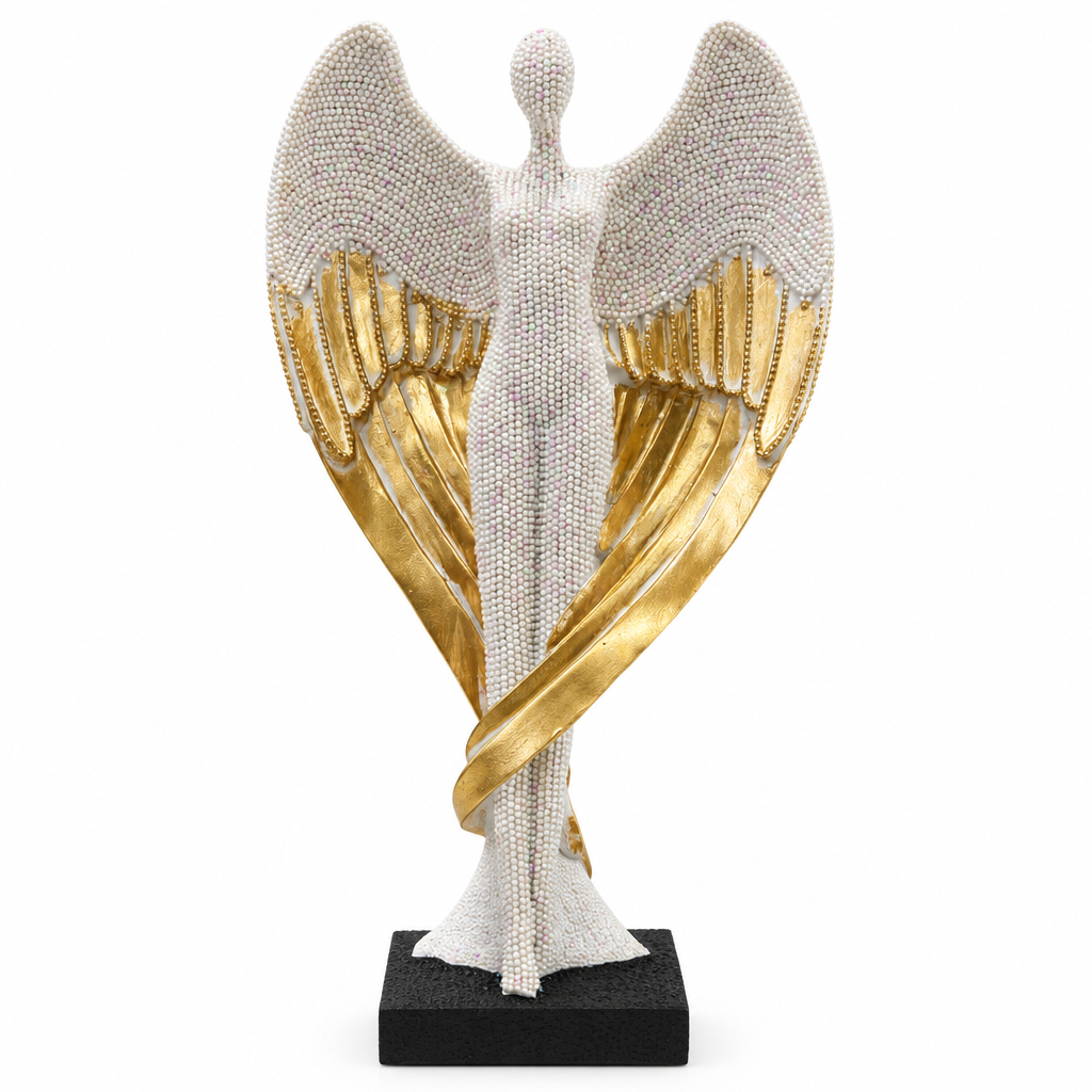 Ángel blanco con alas doradas sobre fondo blanco