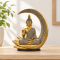 Buda mudra en luna dorada sobre repisa de madera