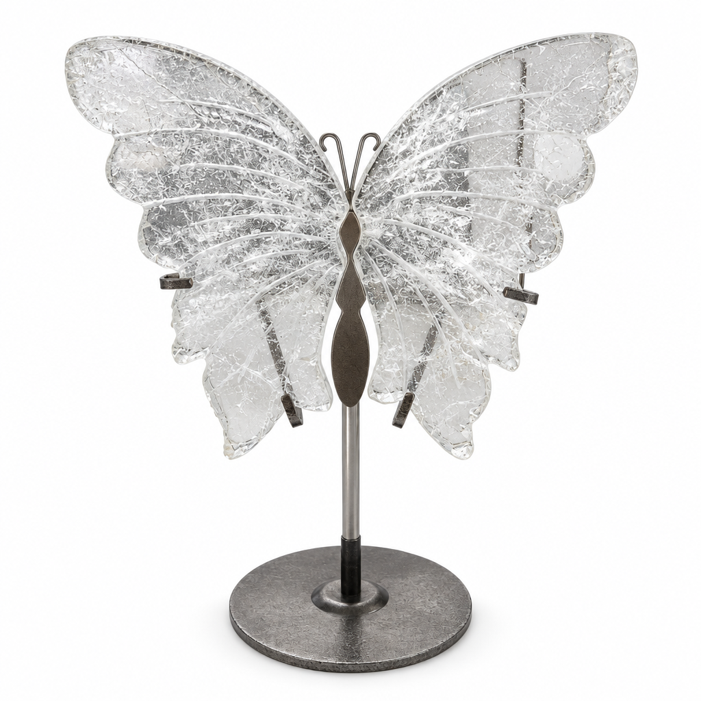 Mariposa decorativa de cuarzo cristal tallada sobre fondo blanco