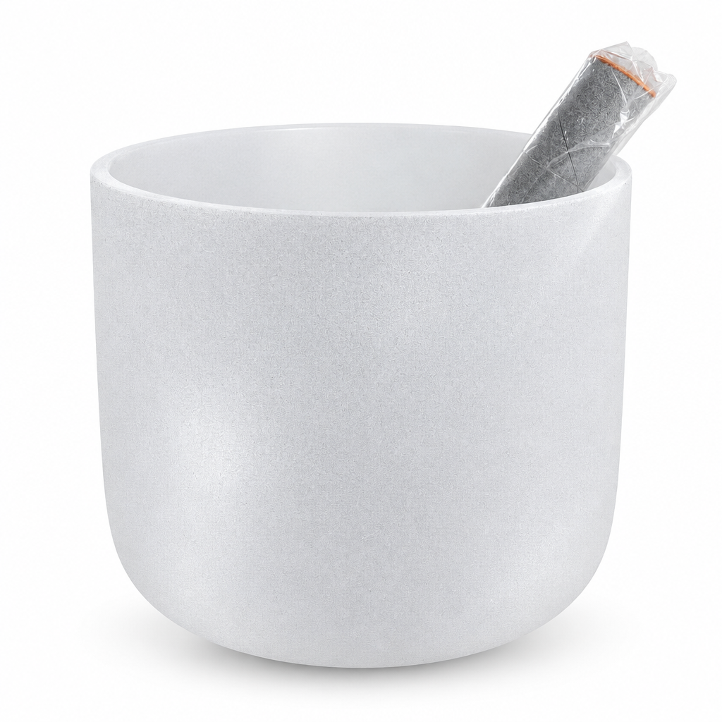 Cuenco de cuarzo con mazo para meditación sobre fondo blanco