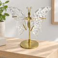Mariposa de cuarzo cristal con chips sobre repisa de madera