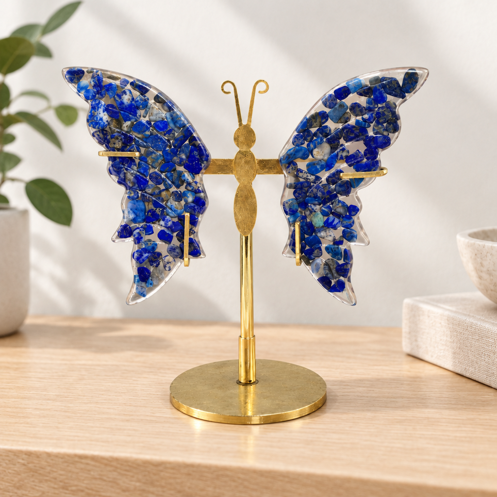 Mariposa de resina con lapislázuli sobre repisa de madera