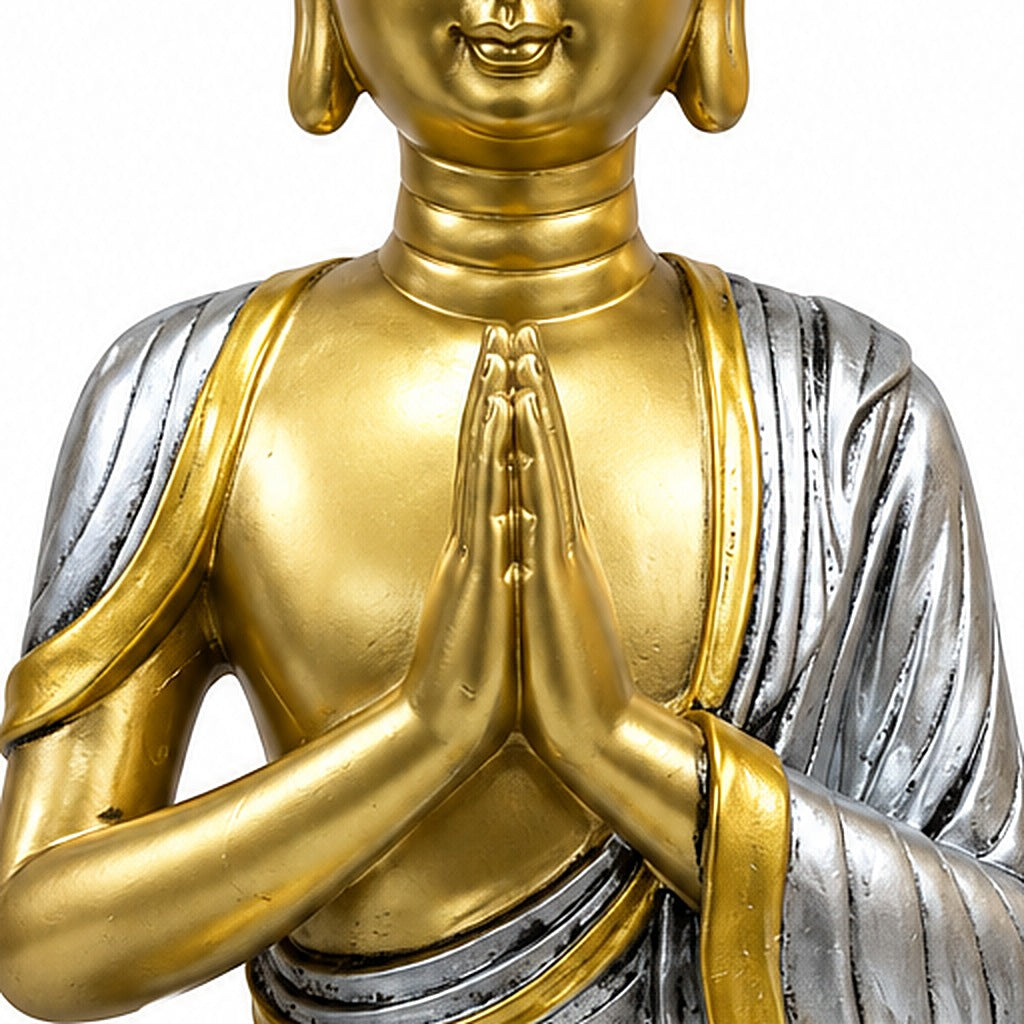 Buda plateado y dorado, detalle de las manos y el pecho