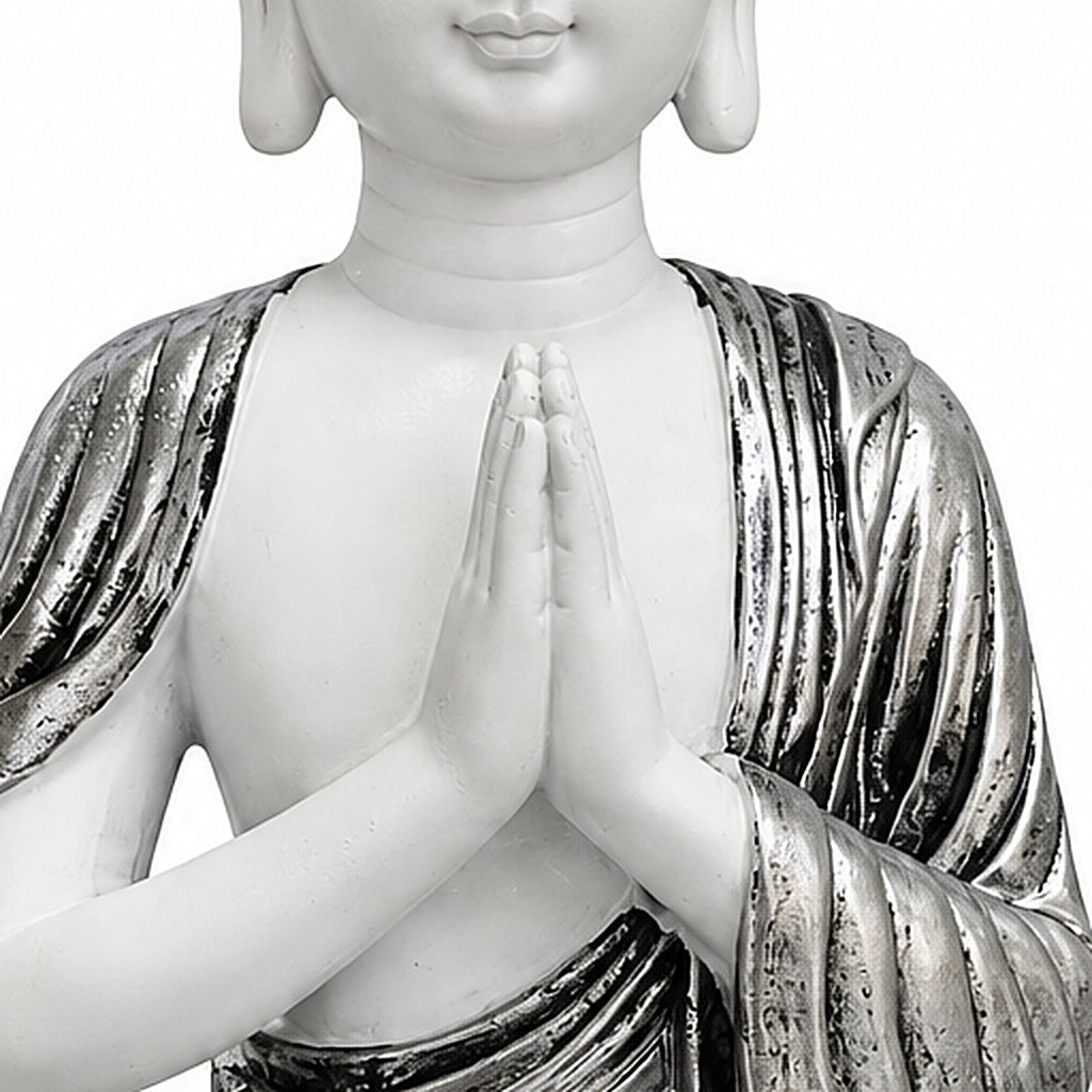 Buda gris plateado, detalle de las manos y la túnica