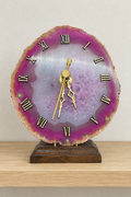 Reloj de ágata sobre repisa de madera