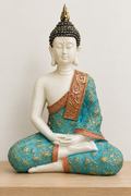 Buda celeste meditando sobre repisa de madera