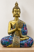 Buda grande dorado con mosaico sobre repisa de madera
