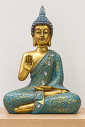 Buda celeste con mano en mudra sobre repisa de madera