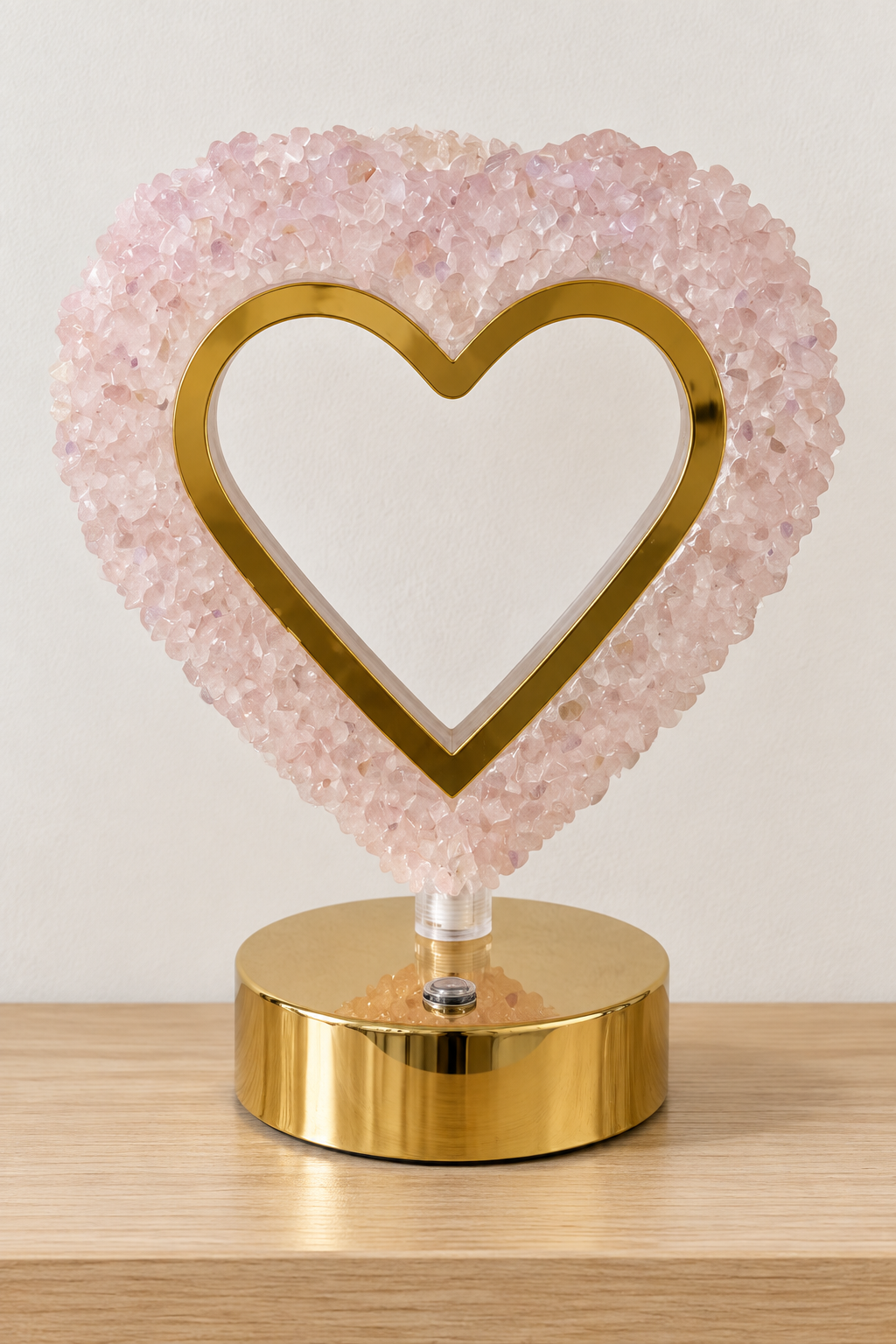 Lámpara de corazón de cuarzo rosa sobre repisa de madera
