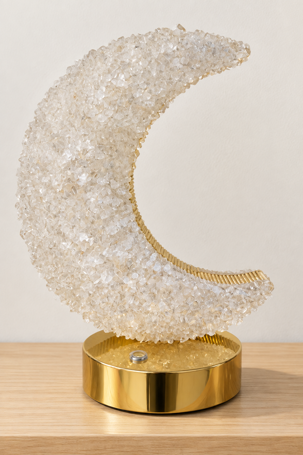Lámpara de luna de cristal sobre repisa de madera